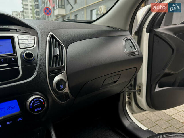 Белый Хендай их35, объемом двигателя 2 л и пробегом 178 тыс. км за 11900 $, фото 59 на Automoto.ua