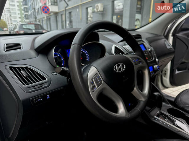 Белый Хендай их35, объемом двигателя 2 л и пробегом 178 тыс. км за 11900 $, фото 29 на Automoto.ua