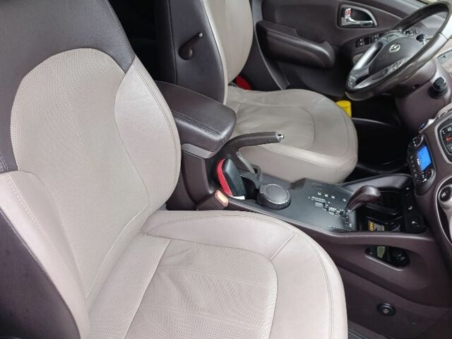 Белый Хендай их35, объемом двигателя 2 л и пробегом 144 тыс. км за 14100 $, фото 5 на Automoto.ua