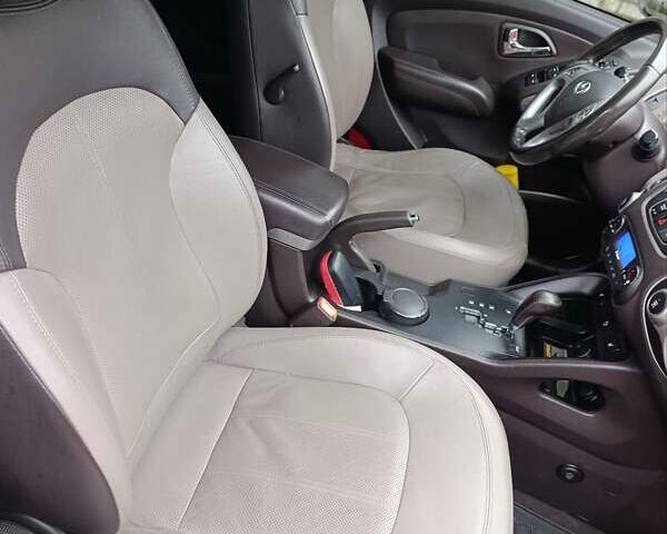 Белый Хендай их35, объемом двигателя 2 л и пробегом 144 тыс. км за 14100 $, фото 6 на Automoto.ua