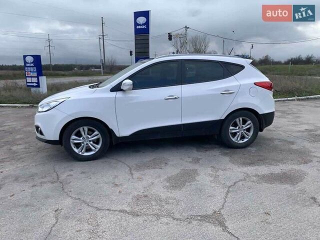 Белый Хендай их35, объемом двигателя 2 л и пробегом 143 тыс. км за 13700 $, фото 1 на Automoto.ua