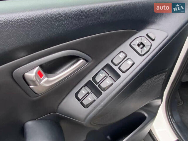 Белый Хендай их35, объемом двигателя 1.7 л и пробегом 204 тыс. км за 11500 $, фото 16 на Automoto.ua