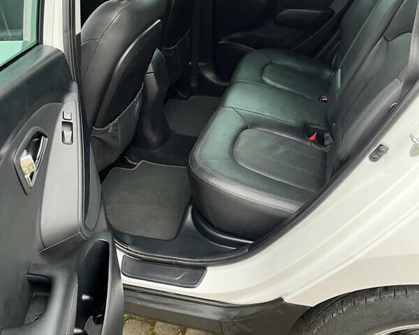 Білий Хендай іх35, об'ємом двигуна 2 л та пробігом 202 тис. км за 13500 $, фото 6 на Automoto.ua