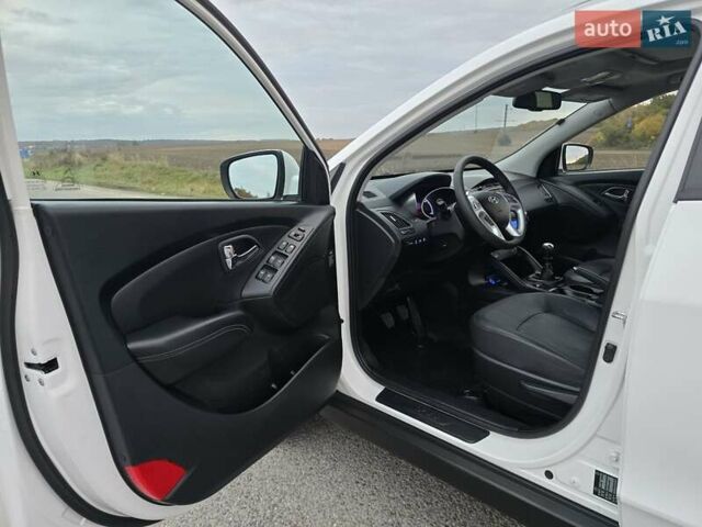 Белый Хендай их35, объемом двигателя 2 л и пробегом 211 тыс. км за 12999 $, фото 26 на Automoto.ua