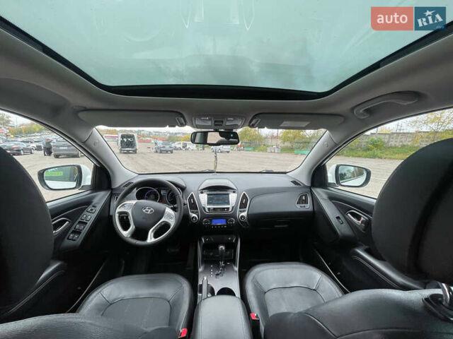 Белый Хендай их35, объемом двигателя 2 л и пробегом 240 тыс. км за 13400 $, фото 7 на Automoto.ua