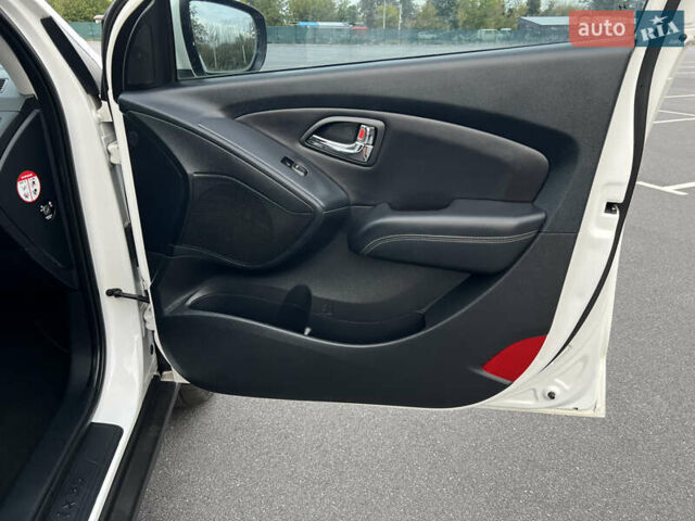 Белый Хендай их35, объемом двигателя 2 л и пробегом 172 тыс. км за 15500 $, фото 25 на Automoto.ua