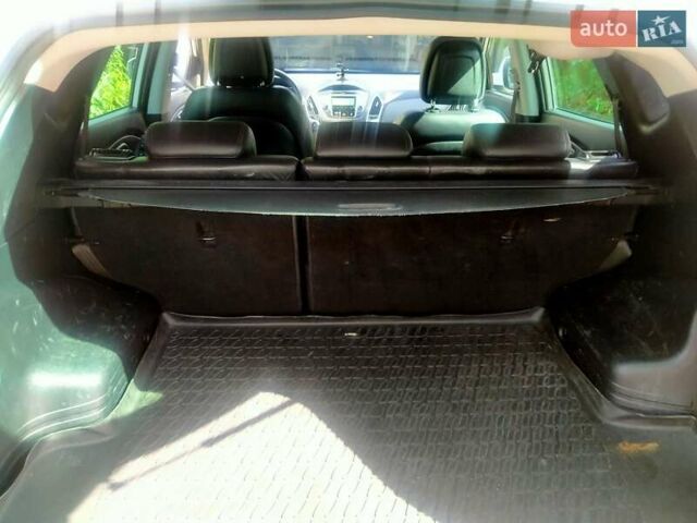 Белый Хендай их35, объемом двигателя 2 л и пробегом 129 тыс. км за 12000 $, фото 3 на Automoto.ua