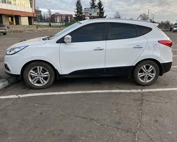 Белый Хендай их35, объемом двигателя 2 л и пробегом 144 тыс. км за 14100 $, фото 2 на Automoto.ua