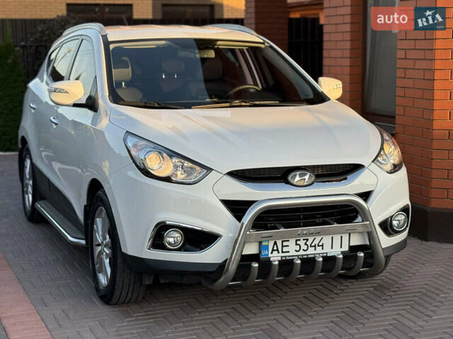 Білий Хендай іх35, об'ємом двигуна 2 л та пробігом 101 тис. км за 13800 $, фото 3 на Automoto.ua