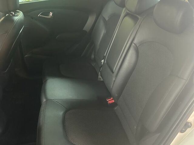 Белый Хендай их35, объемом двигателя 2 л и пробегом 242 тыс. км за 12012 $, фото 7 на Automoto.ua