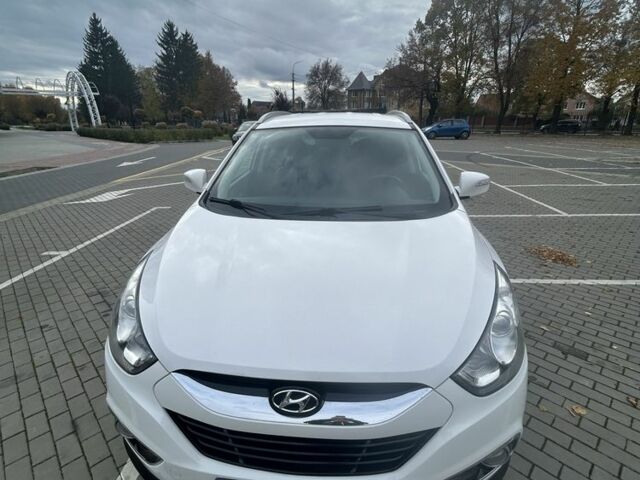 Белый Хендай их35, объемом двигателя 2 л и пробегом 242 тыс. км за 12012 $, фото 3 на Automoto.ua