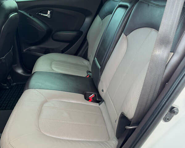 Білий Хендай іх35, об'ємом двигуна 2 л та пробігом 169 тис. км за 13800 $, фото 30 на Automoto.ua