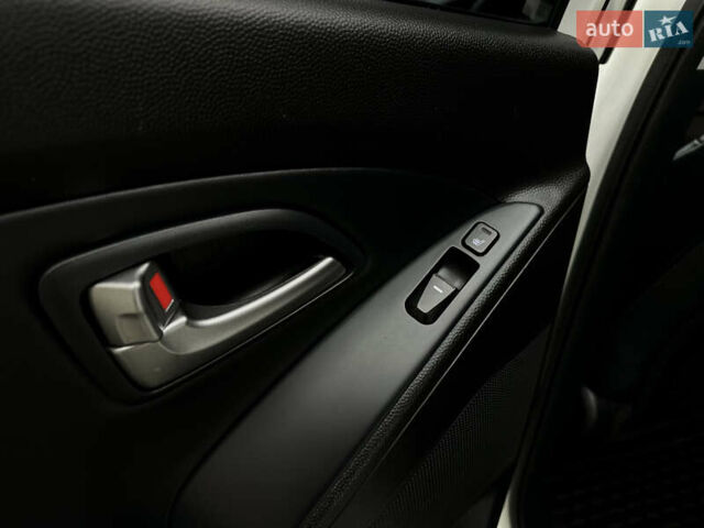 Белый Хендай их35, объемом двигателя 2 л и пробегом 178 тыс. км за 11900 $, фото 42 на Automoto.ua