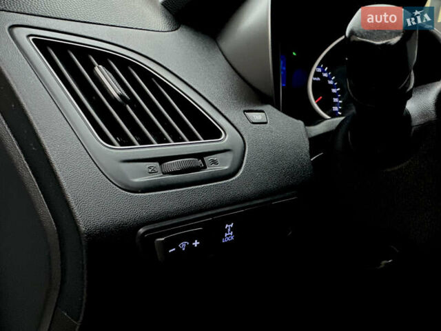 Белый Хендай их35, объемом двигателя 2 л и пробегом 178 тыс. км за 11900 $, фото 31 на Automoto.ua