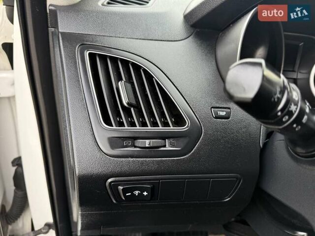 Білий Хендай іх35, об'ємом двигуна 2 л та пробігом 133 тис. км за 9600 $, фото 26 на Automoto.ua