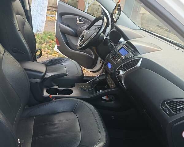 Белый Хендай их35, объемом двигателя 2 л и пробегом 90 тыс. км за 13888 $, фото 6 на Automoto.ua