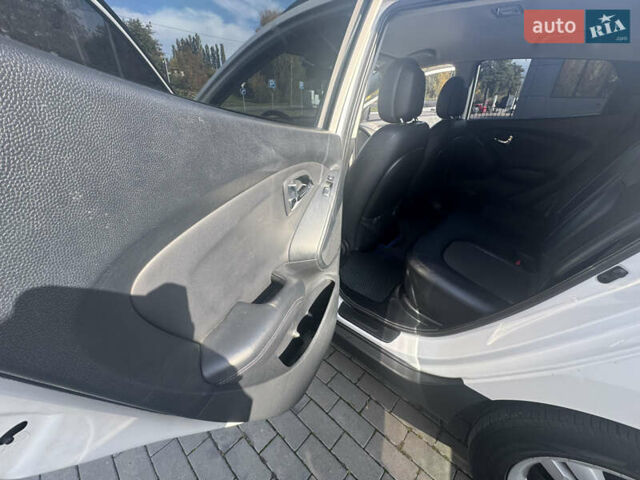 Білий Хендай іх35, об'ємом двигуна 1.69 л та пробігом 248 тис. км за 11450 $, фото 29 на Automoto.ua