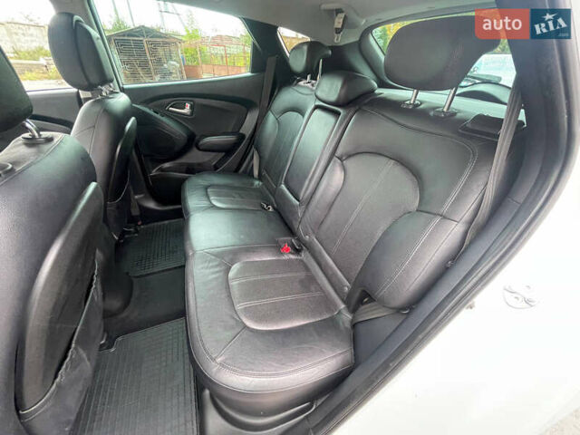 Белый Хендай их35, объемом двигателя 2 л и пробегом 240 тыс. км за 13400 $, фото 9 на Automoto.ua