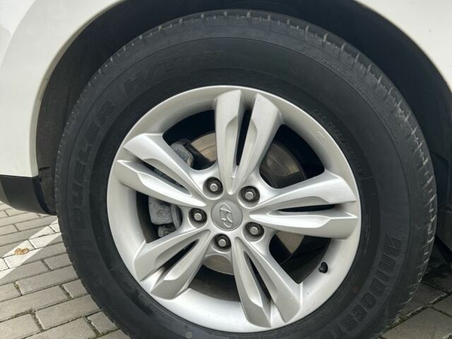 Белый Хендай их35, объемом двигателя 2 л и пробегом 242 тыс. км за 12012 $, фото 4 на Automoto.ua