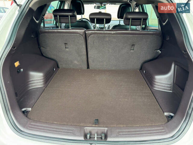 Белый Хендай их35, объемом двигателя 2 л и пробегом 169 тыс. км за 13300 $, фото 22 на Automoto.ua