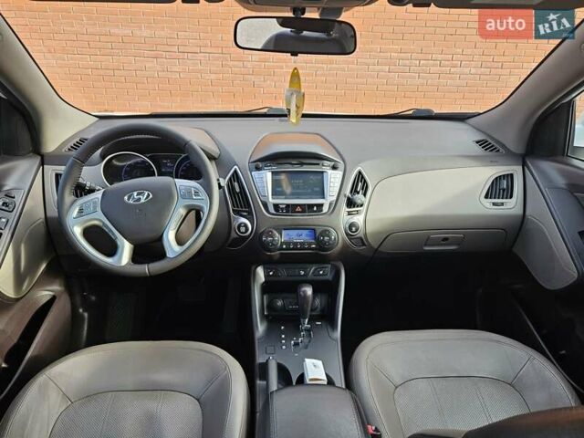 Белый Хендай их35, объемом двигателя 2 л и пробегом 137 тыс. км за 12600 $, фото 1 на Automoto.ua