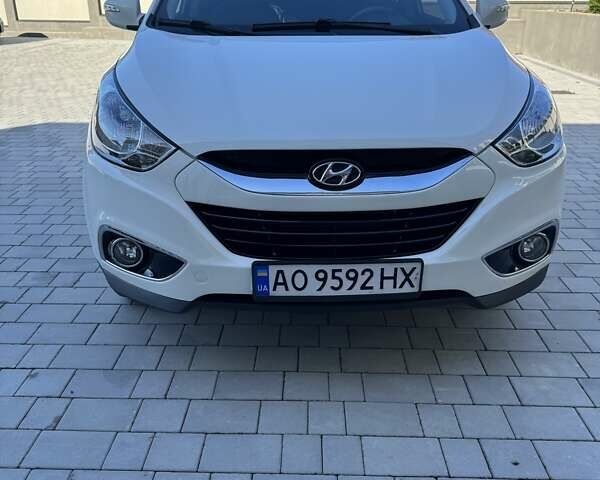 Белый Хендай их35, объемом двигателя 2 л и пробегом 178 тыс. км за 12800 $, фото 2 на Automoto.ua