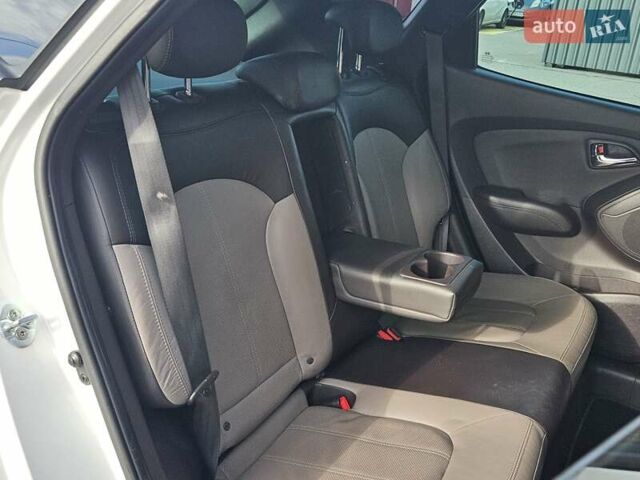 Белый Хендай их35, объемом двигателя 2 л и пробегом 137 тыс. км за 12600 $, фото 48 на Automoto.ua