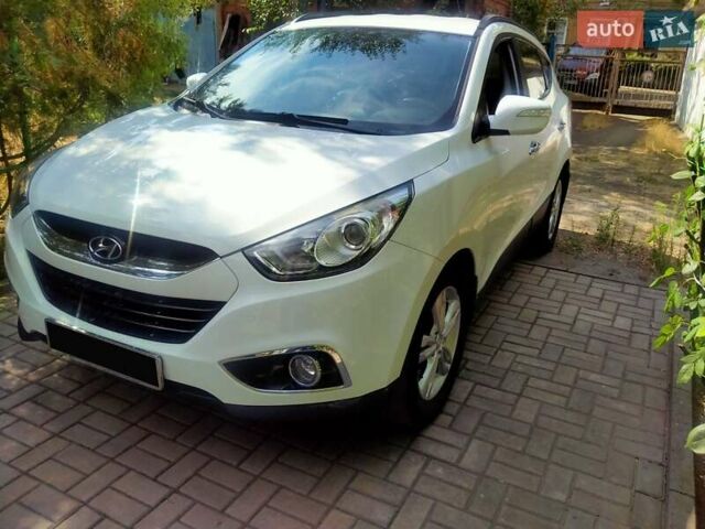 Белый Хендай их35, объемом двигателя 2 л и пробегом 129 тыс. км за 12000 $, фото 1 на Automoto.ua