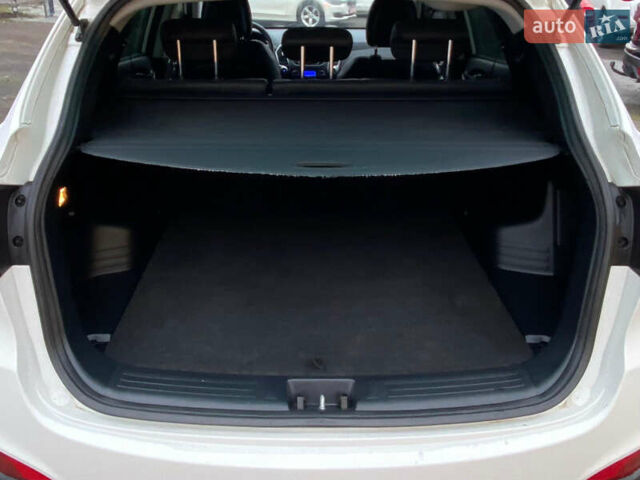 Белый Хендай их35, объемом двигателя 1.7 л и пробегом 204 тыс. км за 11500 $, фото 17 на Automoto.ua