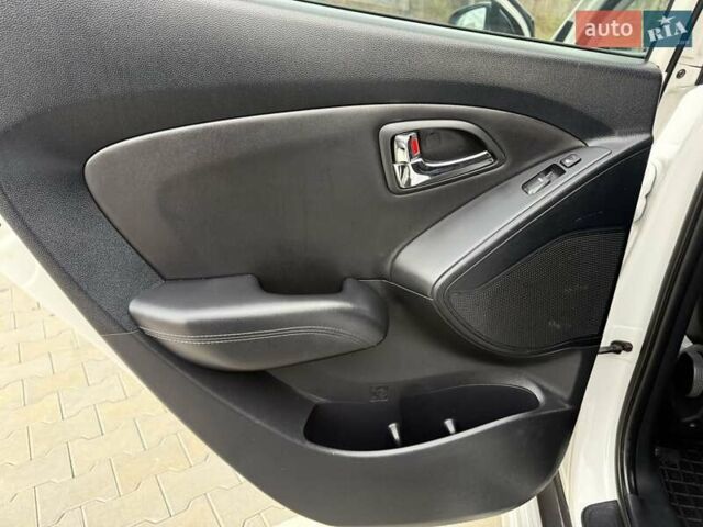 Білий Хендай іх35, об'ємом двигуна 2 л та пробігом 133 тис. км за 9600 $, фото 33 на Automoto.ua