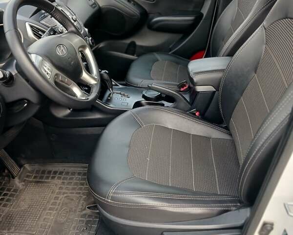 Белый Хендай их35, объемом двигателя 2 л и пробегом 202 тыс. км за 12200 $, фото 6 на Automoto.ua