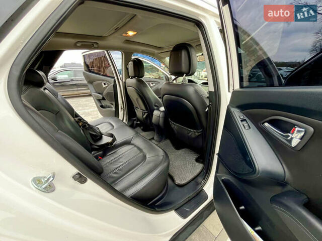 Белый Хендай их35, объемом двигателя 2 л и пробегом 168 тыс. км за 11800 $, фото 17 на Automoto.ua