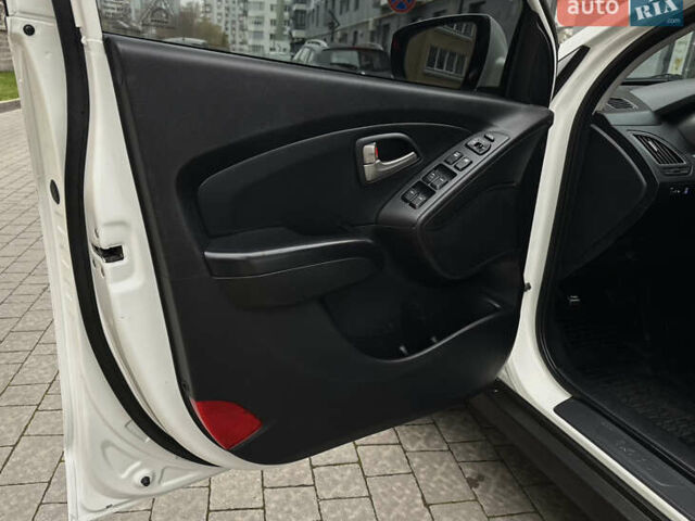 Белый Хендай их35, объемом двигателя 2 л и пробегом 178 тыс. км за 11900 $, фото 19 на Automoto.ua