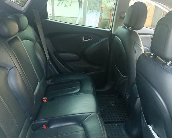 Белый Хендай их35, объемом двигателя 2 л и пробегом 90 тыс. км за 13888 $, фото 5 на Automoto.ua