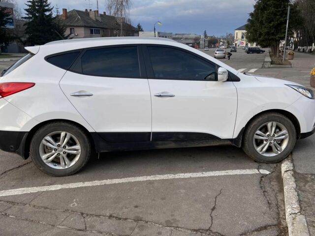 Белый Хендай их35, объемом двигателя 2 л и пробегом 144 тыс. км за 14100 $, фото 2 на Automoto.ua