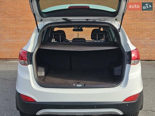 Белый Хендай их35, объемом двигателя 2 л и пробегом 137 тыс. км за 12600 $, фото 45 на Automoto.ua