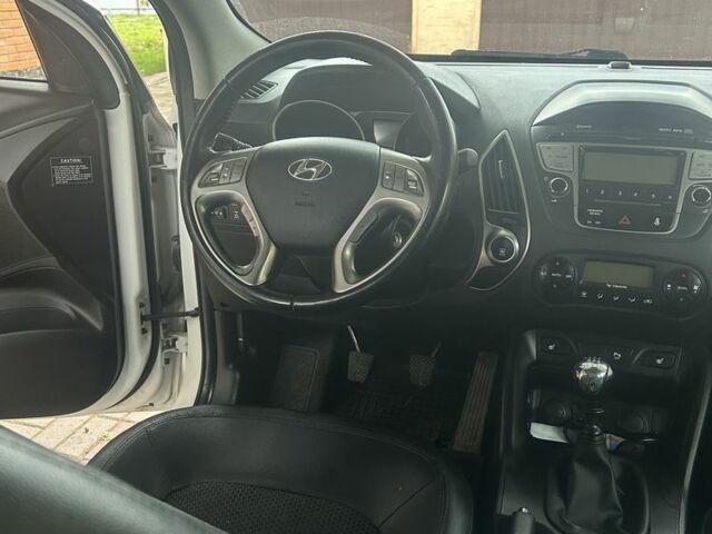 Белый Хендай их35, объемом двигателя 2 л и пробегом 242 тыс. км за 12012 $, фото 6 на Automoto.ua