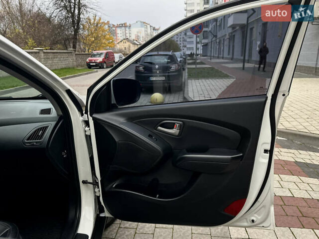 Белый Хендай их35, объемом двигателя 2 л и пробегом 178 тыс. км за 11900 $, фото 44 на Automoto.ua