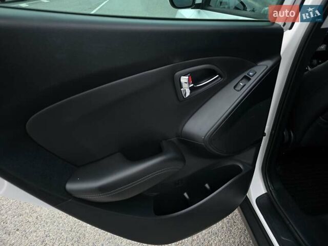 Белый Хендай их35, объемом двигателя 2 л и пробегом 211 тыс. км за 12999 $, фото 48 на Automoto.ua