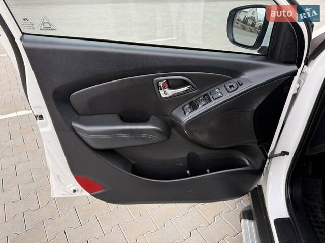 Білий Хендай іх35, об'ємом двигуна 2 л та пробігом 133 тис. км за 9600 $, фото 21 на Automoto.ua