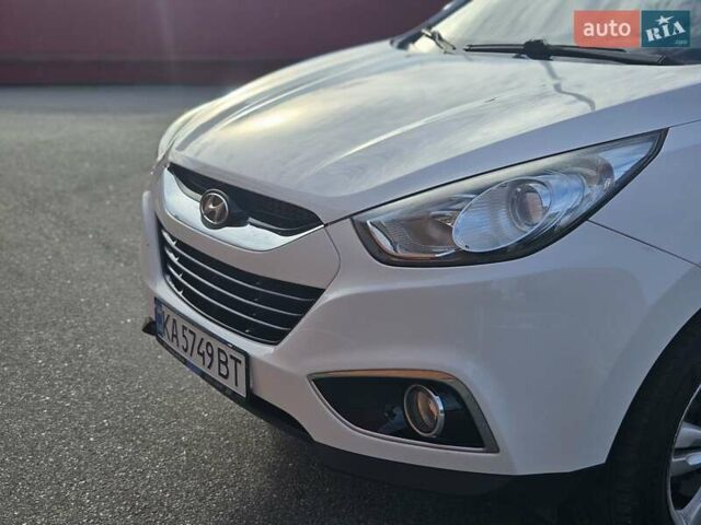 Белый Хендай их35, объемом двигателя 2 л и пробегом 137 тыс. км за 12600 $, фото 20 на Automoto.ua