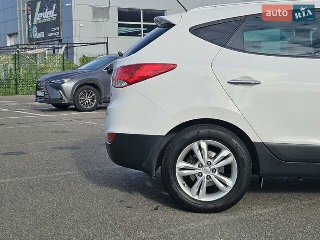 Белый Хендай их35, объемом двигателя 2 л и пробегом 137 тыс. км за 12600 $, фото 26 на Automoto.ua