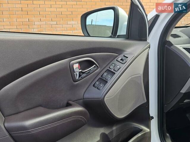 Белый Хендай их35, объемом двигателя 2 л и пробегом 137 тыс. км за 12600 $, фото 38 на Automoto.ua