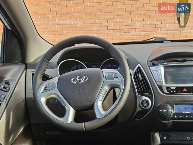 Белый Хендай их35, объемом двигателя 2 л и пробегом 137 тыс. км за 12600 $, фото 3 на Automoto.ua