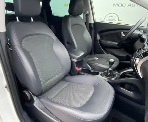 Белый Хендай их35, объемом двигателя 1.7 л и пробегом 204 тыс. км за 11500 $, фото 13 на Automoto.ua