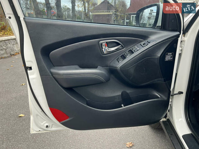 Белый Хендай их35, объемом двигателя 2 л и пробегом 172 тыс. км за 14900 $, фото 15 на Automoto.ua