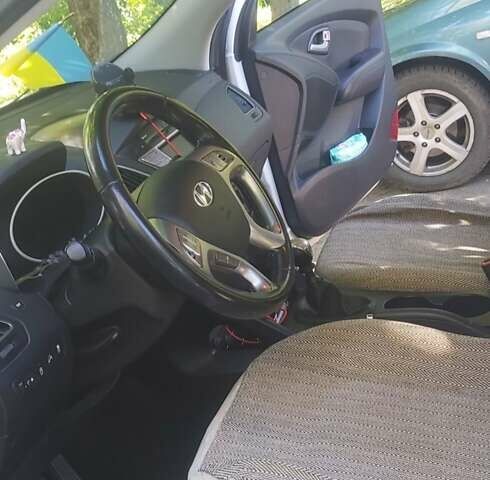 Белый Хендай их35, объемом двигателя 1.7 л и пробегом 220 тыс. км за 12900 $, фото 6 на Automoto.ua
