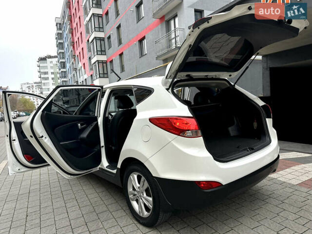 Белый Хендай их35, объемом двигателя 2 л и пробегом 178 тыс. км за 11900 $, фото 69 на Automoto.ua