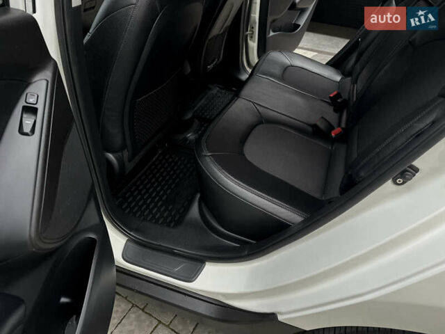 Белый Хендай их35, объемом двигателя 2 л и пробегом 178 тыс. км за 11900 $, фото 37 на Automoto.ua