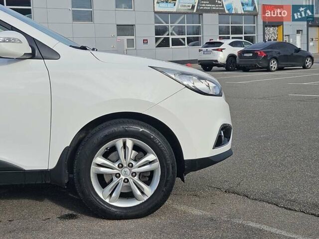 Белый Хендай их35, объемом двигателя 2 л и пробегом 137 тыс. км за 12600 $, фото 28 на Automoto.ua